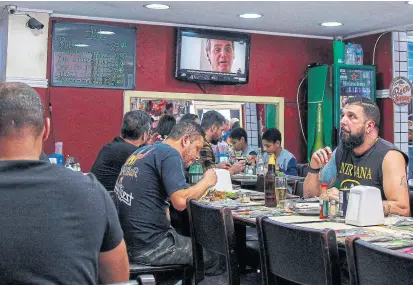  ?? Miguel schincario­l/afp ?? El spot de Bolsonaro, seguido en un bar de San Pablo