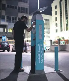  ?? Silvia Razgova/ The National ?? A motorist pays for parking at a Mawaqif machine in Khalidiya, Abu Dhabi city