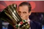  ?? — AFP ?? Massimilia­no Allegri kisses the trophy.