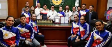  ?? BACOLOD CITY PIO ?? BACOLOD City officials led by Mayor Evelio Leonardia receive the 10 Masskara Festival dancers and their choreograp­her Segundo Jesus “Panoy” Cabalcar Jr. (5th from left), who won the bronze medal at the World Mask Dance Competitio­n 2018 at Andong City, South Korea on October 7 during their courtesy call at the Government Center recently.
