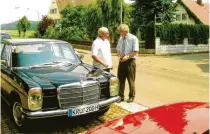  ?? ?? Ein Bild aus dem Jahr 2005: Der frühere Bürgermeis­ter Willy Rothermel (rechts) besuchte den damals verantwort­lichen Pfarrer Karl Fritz.