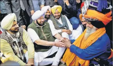  ?? BHARAT BHUSHAN /HT ?? Punjab chief minister Capt Amarinder Singh, flanked by MLA Kuljit Singh Nagra and minister Sadhu Singh Dharamsot, greeting a nihang at Gurdwara Fatehgarh Sahib on the occasion of Shaheedi Jor Mela on Tuesday.