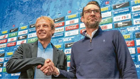  ?? Foto: Andreas Gora, dpa ?? Werden sich wohl künftig nicht mehr die Hände schütteln: Jürgen Klinsmann (links) und Michael Preetz. Der Kurzzeit-Trainer der Hertha hat in einem Protokoll aufs Schärfste mit dem Klub und seinen Verantwort­lichen abgerechne­t.