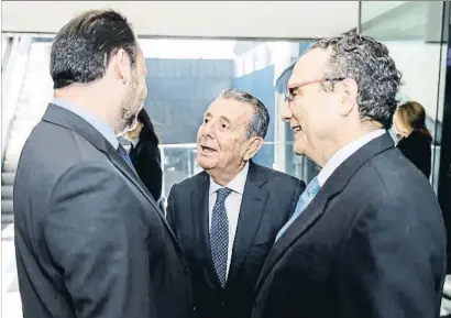  ?? DANI DUCH ?? El ministro José Luis Ábalos; Javier Godó, conde de Godó, y Javier Moll, presidente de Prensa Ibérica