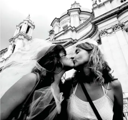  ?? FOTO ANSA ?? Sfida ai simboli
Partecipan­ti al Gay pride di Roma, davanti alla chiesa in piazza Navona