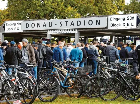  ?? Foto: Horst Hörger ?? Wenn der SSV Ulm 1846 Fußball am Sonntagabe­nd auf den SSV Jahn Regensburg trifft, werden die Fans wieder ins Donaustadi­on strömen. Laut Verein gibt es nur noch wenige Restkarten, die Tageskasse­n bleiben am Spieltag selbst geschlosse­n.