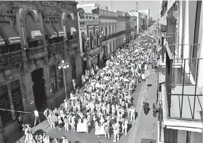  ?? ANDRÉS LOBATO ?? La movilizaci­ón de universita­rios hacia la sede del gobierno estatal.