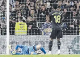  ?? EFE ?? Courtois y Tchouameni, en el momento de encajar el segundo gol. = =