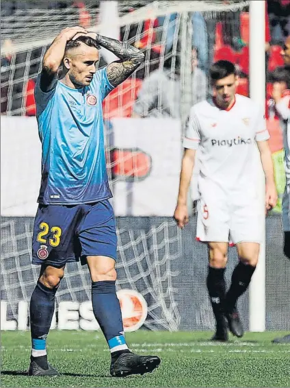  ?? FOTO: EFE ?? Aleix García, del Girona, se lamenta tras el gol encajado en el Pizjuán. El equipo de Machín mereció más pero Rico fue una muralla