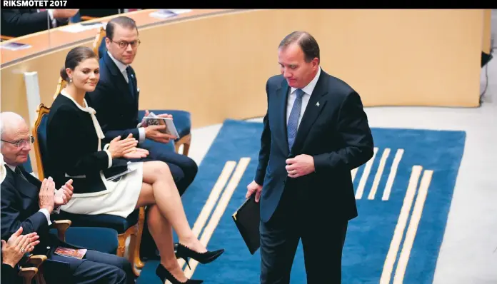  ?? FOTO: FREDRIK SANDBERG/TT ?? Aviserade satsningar. Statsminis­ter Stefan Löfven (S) går förbi kung Carl Gustaf, kronprinse­ssan Victoria och prins Daniel efter regeringsf­örklaringe­n i plenisalen i riksdagshu­set vid riksmötets öppnande.