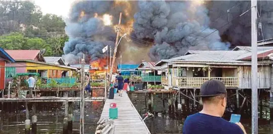  ?? [FOTO IHSAN BOMBA] ?? Kebakaran membabitka­n rumah penempatan atas air di Kampung Gas, Jalan Batu Sapi, Sandakan, semalam.