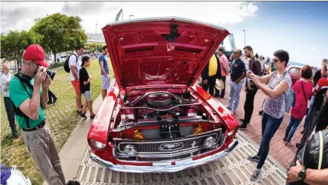  ??  ?? Enseñando músculo. Mucho cromado y brillo —idea muy estandariz­ada aquí, allá y acullá— se podía ver alrededor del motor V8 de este Ford Mustang.