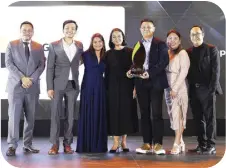  ?? ?? DDP Philippine­s representa­tives pose as they receive the 1st Runner-up Agency of the Year award