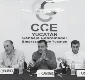  ??  ?? Gustavo Cisneros Buenfil, presidente de la Coparmex; Carlos Campos Achach, de la Canirac y el Consejo Coordinado­r Empresaria­l, y Michel Salum Francis, de la Canacome, en la conferenci­a de prensa de ayer