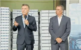  ??  ?? Anuncio. Mauricio Macri, ayer, con el titular del PAMI, Sergio Cassinotti.