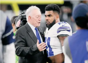  ?? /GETTY IMAGES ?? Jerry Jones se ha molestado por la suspensión a Ezekiel Elliott (der.).