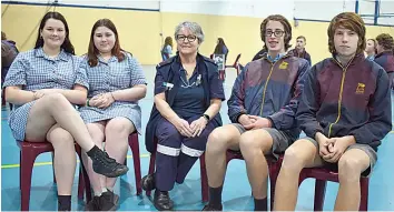  ?? ?? Mikayla, Chloe, Ethan and Austin with paramedic Annemarie McCabe.