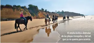  ??  ?? El otoño invita a disfrutar de las playas tranquilas y del solque ya no quema pero acaricia.