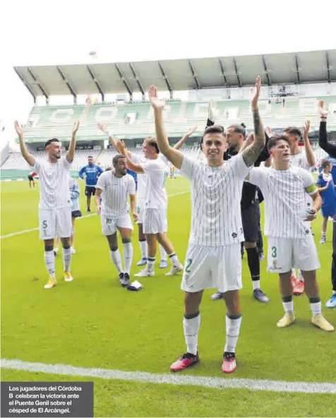  ?? ?? Los jugadores del Córdoba B celebran la victoria ante el Puente Genil sobre el césped de El Arcángel.