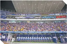  ?? ?? El estadio Cuauhtémoc registró un entradón, con mayoría azulcrema en las tribunas.