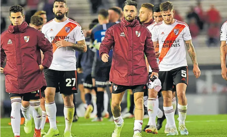  ?? MARCELO CARROLL ?? Salida. La derrota está consumada. Pratto y Scocco encabezan la retirada. River recibió un duro castigo de los cordobeses que le ganaron con autoridad en Núñez.