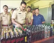  ?? BACHCHAN KUMAR ?? DCP Vishwas Pandhare with the seized illegal foreign liquor seized by Taloja police on Thursday.