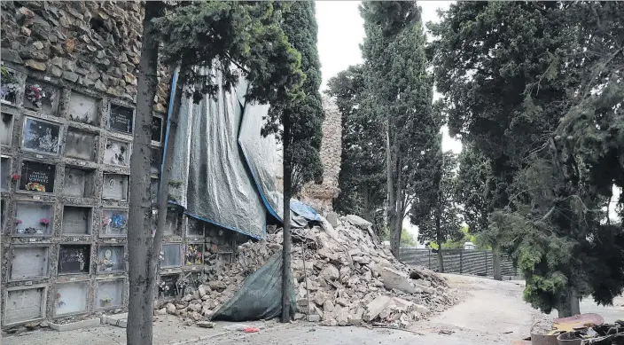  ?? ROBERT RAMOS ?? grup de nínxols que es van esfondrar divendres al cementiri de Montjuïc.