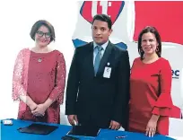  ??  ?? Dina Ventura, Gunther Echenique y Rocío Rodríguez establecie­ron la firma del importante convenio de cooperació­n.