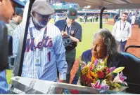  ?? NOAH K. MURRAY/ ASSOCIATED PRESS ?? Former New York Met Mookie Wilson, presents Rachel Robinson with flowers in honor of Jackie Robinson Day before Monday’s game between the Mets and the Pittsburgh Pirates in New York.