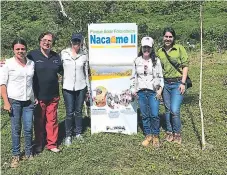  ??  ?? El equipo de Nacaome II en el parque que eligieron para reforestar.