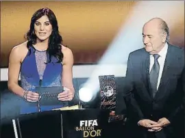  ?? CHRISTOF KOEPSEL / GETTY ?? Hope Solo y Joseph Blatter, el 7 de enero del 2013