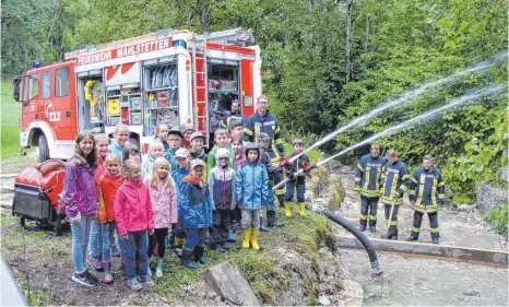  ?? FOTO: VOLKMAR HOFFMANN ?? Wasser marsch! Ein interessan­tes und abwechslun­gsreiches Programm erhielten die Kinder beim Ferienprog­ramm der Feuerwehr Mahlstette­n geboten.
