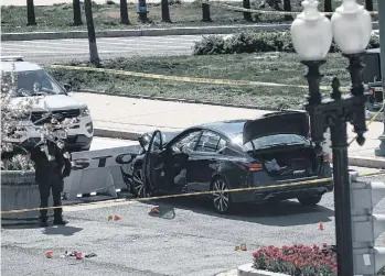  ?? /GETTY IMAGES ?? El vehículo con el que el atacante ingresó al perímetro del capitolio y se estrelló contra una barrera de seguridad.