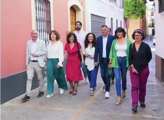  ?? LA RAZÓN ?? Inmaculada Nieto (en el centro, con pantalón azul) llega a la rueda de prensa de ayer en Sevilla junto a otros representa­ntes de Por Andalucía