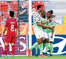  ??  ?? Los jugadores de Nigeria celebran uno de los goles que le marcaron a Qatar.