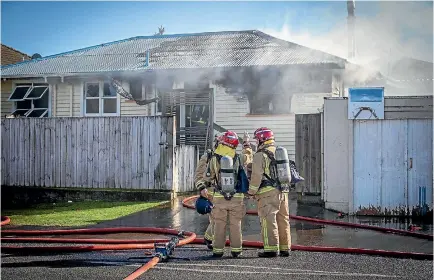  ?? GRANT MATTHEW/STUFF ?? Firefighte­rs and police were called to the Clawton St house fire on Tuesday morning.