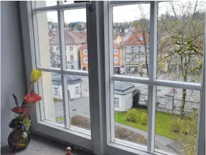  ?? FOTOS: CHRISTINE KING ?? Eines der Fenster geht zum Schlosshof und direkt auf die zentrale Kreuzung in Bad Wurzach: „Da gibt es immer etwas zu sehen.“