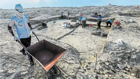  ?? Na nalezišti Tell Džocha pracoval od října do prosince 2017 mezinárodn­í tým vedený výzkumníky Slovenskéh­o archeologi­ckého a historické­ho institutu z Bratislavy. FOTO 4× SAHI – MARTIN FROUZ ?? Při práci.