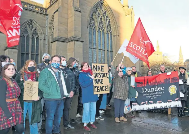  ?? ?? DISPUTE: Past and present members of Macmerry 300 and Abandon Ship staff at last week’s protest in the Nethergate. Picture by Gareth Jennings.