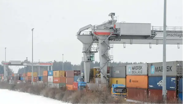  ?? Archivfoto: Andreas Brücken ?? So könnte es in Augsburg auch einmal aussehen: In Dornstadt bei Ulm steht ein Container Umschlagba­hnhof mit Portalkrän­en. In Augsburg sollen im Güterverke­hrszentrum in einigen Jahren bis zu 80000 Container jährlich zwischen Lkw und Zug umgeladen werden.