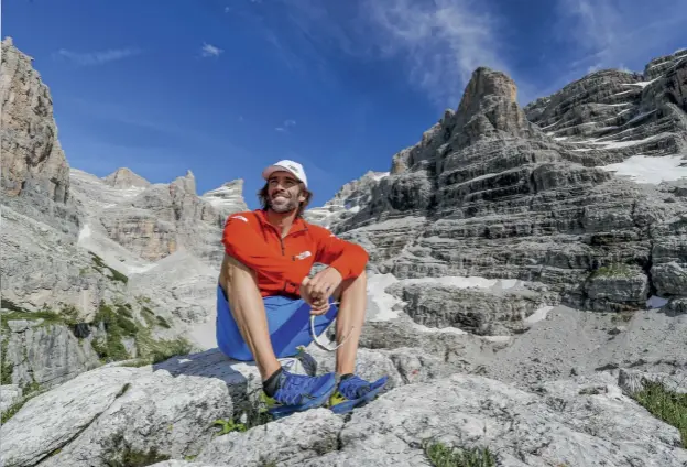  ??  ?? AI VERTICI A sinistra, Fabrizio Longo, direttore Audi Italia e grande appassiona­to di alta montagna: il Tuckett, dove sono state scattate queste foto, è il primo rifugio che ha raggiunto, quando aveva sette anni. Hervé Barmasse è uno dei più noti alpinisti internazio­nali. Guida alpina del Cervino, dove ha aperto una nuova via, ha compiuto importanti ascensioni anche sul Cerro San Lorenzo in Patagonia o la prima salita del Beka Brakay Chhok in Pakistan.