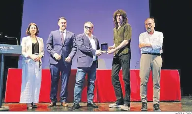  ?? JAVIER ALONSO ?? Acto de entrega del premio a José Manuel López Pérez en el Apolo.