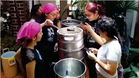  ??  ?? Mujeres cerveceras en Cali, Colombia, elaborando una cerveza American Pale Ale con adición de mora, a la vista de público interesado.