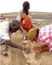  ?? MARTA MIRAZON LAHR ?? Researcher­s in 2012 excavate a site at Nataruk, Kenya, where 12 nearly complete skeletons were found, 10 of them showing signs of a violent death 10,000 years ago.