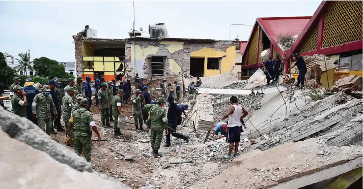  ?? PHOTOS AFP ?? Des membres de l’armée et de la police locale de Juchitan de Zaragoza, dans l’état d’oaxaca, fouillaien­t hier les décombres pour retrouver des survivants. Dans cette ville, le séisme a fait 17 morts. Ci-dessous, à droite, si le gros des dégâts a été...