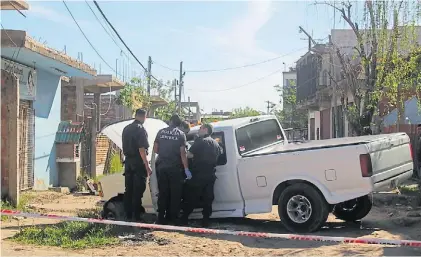  ?? MARIO SAYES ?? Pericias. La Policía Científica revisa la camioneta donde fue asesinado Gustavo Antezana Flores.