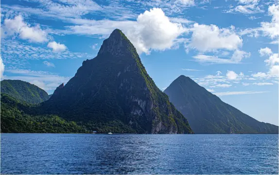  ??  ?? De la bahía de Soufrière nacen imponentes los Pitons, par de montañas de
más de 750 m.s.n.m.