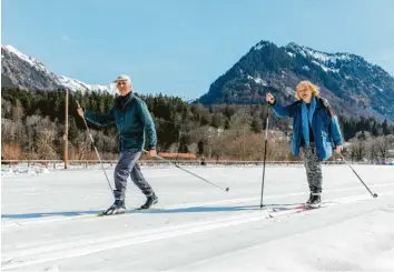  ?? Foto: Ralf Lienert ?? Wenige Tage vor der Ski‰WM drehen Freizeitsp­ortler ihre Runden in der Loipe in Oberstdorf. Die Gemeinde will das führende Zen‰ trum für nordischen Winterspor­t im Alpenraum werden. Dazu sollen die TV‰Bilder von der WM beitragen.