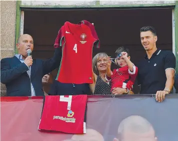  ??  ?? José Fonte, recebido como um herói em Penafiel, ofereceu a camisola do Europeu