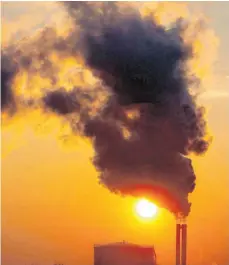  ?? FOTO: DPA/PATRICK PLEUL ?? Hiesige Unternehme­n bemühen sich, den Ausstoß von CO2 so niedrig wie möglich zu halten.